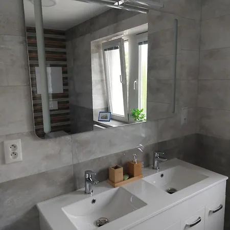 Dvojizbovy V Senci Apartmán *